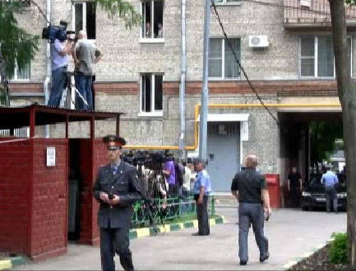 Расследование на месте убийства Юрия Буданова. Москва, 10 июня 2011 г. Фото RFE/RL, http://www.svoboda.org Расследование на месте убийства Юрия Буданова. Москва, 10 июня 2011 г. Фото RFE/RL, http://www.svoboda.org