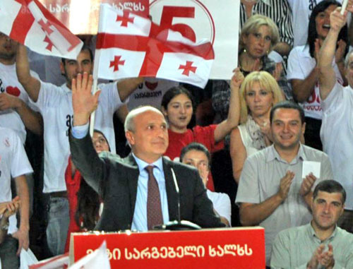 Вано Мерабишвили выступает перед сторонниками "Единого национального движения". Кутаиси, 8 сентября 2012. Фото Mzia Saganelidze (RFE/RL) Вано Мерабишвили выступает перед сторонниками "Единого национального движения". Кутаиси, 8 сентября 2012. Фото Mzia Saganelidze (RFE/RL)