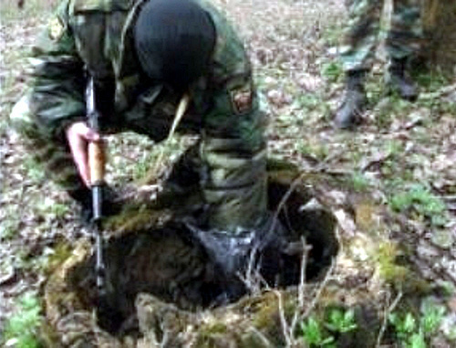 Оперативник УМВД по г. Нальчик у тайника с оружием. Фото: http://07.mvd.ru Оперативник УМВД по г. Нальчик у тайника с оружием. Фото: http://07.mvd.ru