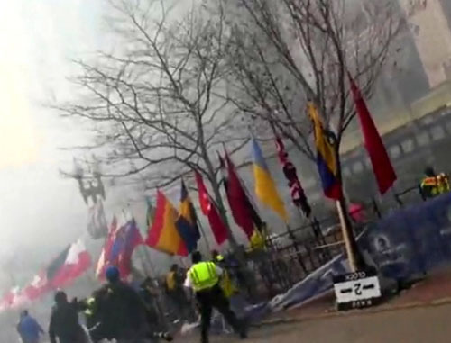 На месте взрыва в Бостоне. 15 апреля 2013 г. Фото: скриншот с видео www.youtube.com На месте взрыва в Бостоне. 15 апреля 2013 г. Фото: скриншот с видео www.youtube.com