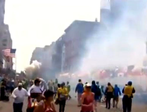 Первые секунды после взрыва в Бостоне. 15 апреля 2013 г. Фото: скриншот с видео www.youtube.com Первые секунды после взрыва в Бостоне. 15 апреля 2013 г. Фото: скриншот с видео www.youtube.com