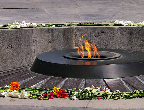 Мемориал в Цицернакаберде, Ереван. Фото: Richard Tanton, http://www.flickr.com/photos/tantonr/8568063533 Мемориал в Цицернакаберде, Ереван. Фото: Richard Tanton, http://www.flickr.com/photos/tantonr/8568063533