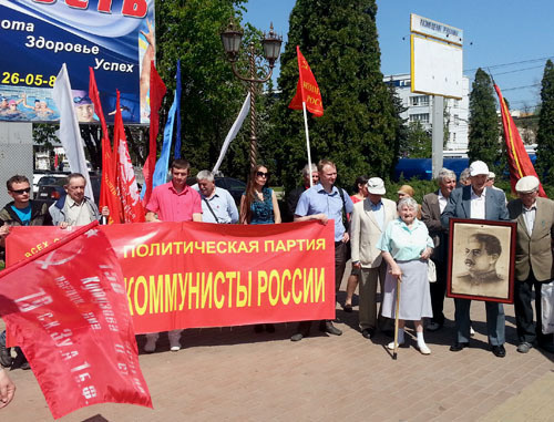 Митинг "Коммунистов России" на площади 200-летия Ставрополя. 1 мая 2013 г. Фото Константина Ольшанского для "Кавказского узла" Митинг "Коммунистов России" на площади 200-летия Ставрополя. 1 мая 2013 г. Фото Константина Ольшанского для "Кавказского узла"