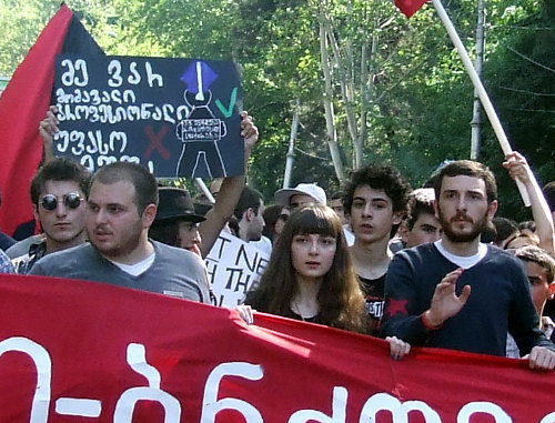 Участники студенческой первомайской демонстрации в Тбилиси движутся к проспекту Руставели. Фото Эдиты Бадасян для "Кавказского узла"