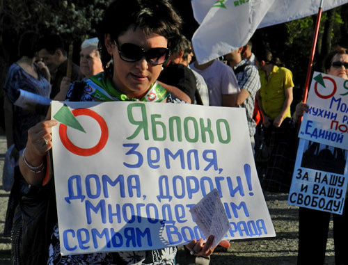 Участница митинга, который состоялся на площади Ленина в Волгограде, 6 мая 2013 г. Фото Татьяны Филимоновой для "Кавказского узла" Участница митинга, который состоялся на площади Ленина в Волгограде, 6 мая 2013 г. Фото Татьяны Филимоновой для "Кавказского узла"