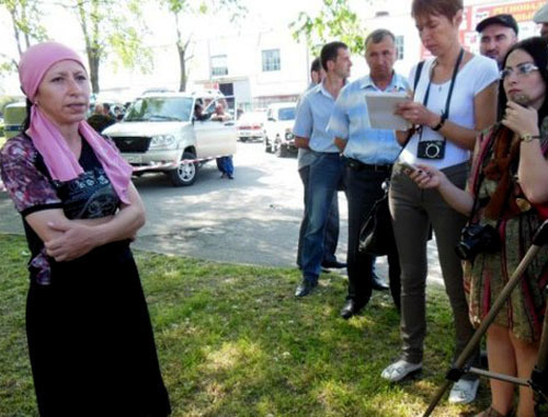 Джульетта Курсакова во время митинга против произвола сотрудников правоохранительных органов. Нальчик, 3 мая 2013 г. Фото http://kavpolit.com/ Джульетта Курсакова во время митинга против произвола сотрудников правоохранительных органов. Нальчик, 3 мая 2013 г. Фото http://kavpolit.com/