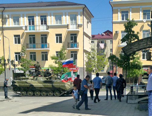 На улицах Грозного во время празднования Дня Победы. Грозный, 9 мая 2013 г. Фото Муслима Ибрагимова для "Кавказского узла" На улицах Грозного во время празднования Дня Победы. Грозный, 9 мая 2013 г. Фото Муслима Ибрагимова для "Кавказского узла"