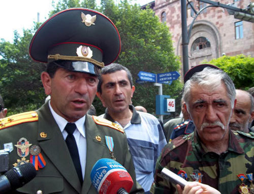 Ветераны карабахской войны в пикете на площади Свободы в Ереване. Слева - Володя Аветисян. 13 мая 2013 г. Фото: http://www.epress.am Ветераны карабахской войны в пикете на площади Свободы в Ереване. Слева - Володя Аветисян. 13 мая 2013 г. Фото: http://www.epress.am