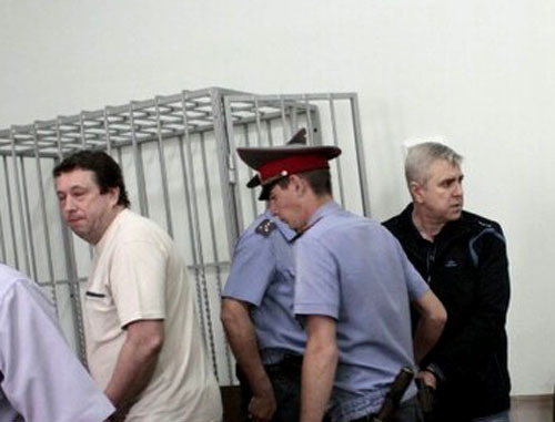 Василий Крутько (справа) в зале суда. Краснодарский край, 15 мая 2013 г. Фото: Николай Хижняк, http://via.me/Dr_Khizhnyak Василий Крутько (справа) в зале суда. Краснодарский край, 15 мая 2013 г. Фото: Николай Хижняк, http://via.me/Dr_Khizhnyak