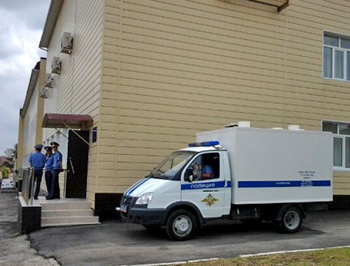 Автозак возле здания суда. Крымск, 15 мая 2013 г. Фото Николая Хижняка, http://via.me/ Автозак возле здания суда. Крымск, 15 мая 2013 г. Фото Николая Хижняка, http://via.me/