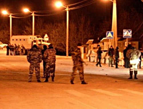 На месте убийство военнослужащего внутренних войск МВД в поселке Дугулубгей Баксанского района КБР. 20 мая 2013 г. Фото пресс-службы МВД КБР, 07.mvd.ru На месте убийство военнослужащего внутренних войск МВД в поселке Дугулубгей Баксанского района КБР. 20 мая 2013 г. Фото пресс-службы МВД КБР, 07.mvd.ru