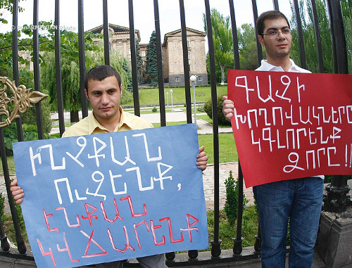 Акция против повышения цен на газ у здания Народного Собрания Армении. Надписи на плакатах: "За сколько захотим, за столько и продадим", "Уничтожим газопроводы". Ереван, 23 мая 2013 г. Фото: © PanARMENIAN Photo/Hrant Khachatryan Акция против повышения цен на газ у здания Народного Собрания Армении. Надписи на плакатах: "За сколько захотим, за столько и продадим", "Уничтожим газопроводы". Ереван, 23 мая 2013 г. Фото: © PanARMENIAN Photo/Hrant Khachatryan