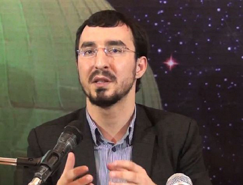 Талех Багирзаде во время чтения проповеди. Кадр из видео с Youtube, http://www.youtube.com/watch?v=H8nmLUj37rY Талех Багирзаде во время чтения проповеди. Кадр из видео с Youtube, http://www.youtube.com/watch?v=H8nmLUj37rY
