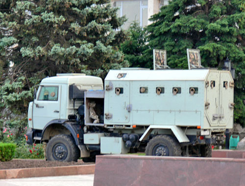 Махачкала, 1 июня 2013 г. Военная техника у здания городской администрации. Фото "Кавказского узла" Махачкала, 1 июня 2013 г. Военная техника у здания городской администрации. Фото "Кавказского узла"