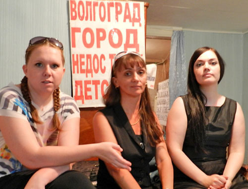 Участницы трехдневной голодовки за права детей. Волгоград, 31 мая 2013 г. Фото Татьяны Филимоновой для "Кавказского узла" Участницы трехдневной голодовки за права детей. Волгоград, 31 мая 2013 г. Фото Татьяны Филимоновой для "Кавказского узла"