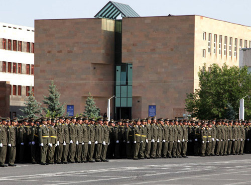 Курсанты на плацу Военного института имени Вазгена Саргсяна в Ереване. Фото: mil.am Курсанты на плацу Военного института имени Вазгена Саргсяна в Ереване. Фото: mil.am
