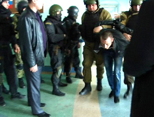 Задержание Александра Купцова. Астрахань, 14 марта 2013 г. Фото: пресс-служба УМВД по Астраханской области. Задержание Александра Купцова. Астрахань, 14 марта 2013 г. Фото: пресс-служба УМВД по Астраханской области.