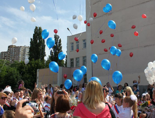 Последний звонок в одной из школ Ростова-на-Дону 28 амя 2013 г. Фото: donnews.ru Последний звонок в одной из школ Ростова-на-Дону 28 амя 2013 г. Фото: donnews.ru