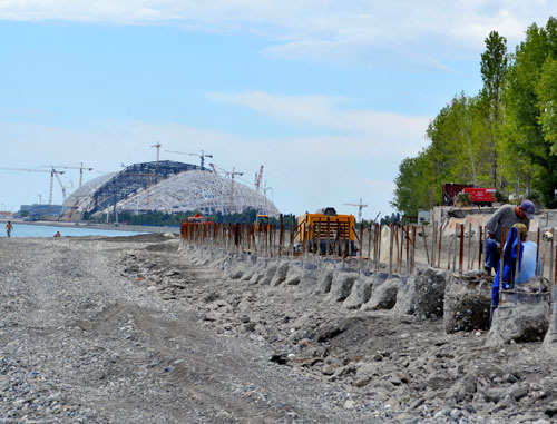 Вдоль берега моря ведутся работы по возведению берегоукрепления Имеретинской низменности. Сочи, 8 июня 2013 г. Фото Светланы Кравченко для "Кавказского узла" Вдоль берега моря ведутся работы по возведению берегоукрепления Имеретинской низменности. Сочи, 8 июня 2013 г. Фото Светланы Кравченко для "Кавказского узла"