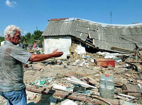 Последствия наводнения в Крымске, июль 2012 г. Фото Евгения Смирнова, http://www.yuga.ru/ Последствия наводнения в Крымске, июль 2012 г. Фото Евгения Смирнова, http://www.yuga.ru/