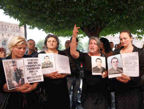 Акция протеста матерей погибших солдат у здания правительства Армении. Ереван, 18 мая 2013 г. Фото: http://ru.aravot.am Акция протеста матерей погибших солдат у здания правительства Армении. Ереван, 18 мая 2013 г. Фото: http://ru.aravot.am