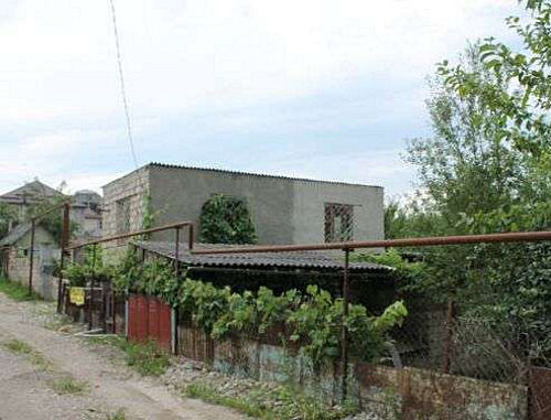 Дома в садоводческом товариществе "Труженик". Нальчик, КБР, июль 2013 г. Фото: http://nenuna.net Дома в садоводческом товариществе "Труженик". Нальчик, КБР, июль 2013 г. Фото: http://nenuna.net