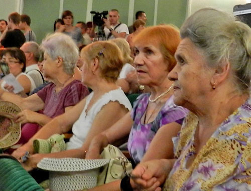 Участники публичных слушаний по проекту планировки территории набережной. Волгоград, 11 июля 2013 г. Фото Татьяны Филимоновой для "Кавказского узла" Участники публичных слушаний по проекту планировки территории набережной. Волгоград, 11 июля 2013 г. Фото Татьяны Филимоновой для "Кавказского узла"