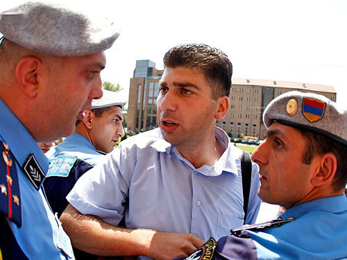 Акция протеста против повышения платы за проезд. Ереван, 19 июля 2013 г. Фото © PanARMENIAN Photo/Hrant Khachatryan Акция протеста против повышения платы за проезд. Ереван, 19 июля 2013 г. Фото © PanARMENIAN Photo/Hrant Khachatryan