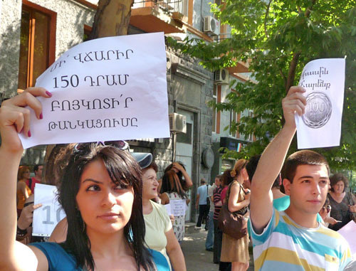 Участники акции против повышения платы за проезд на общественном транспорте. Надпись на листовке: "Присоединяйтесь к нам, водители. Не поддавайтесь и не бойтесь. Не будем пкатить 150 драмов". Ереван, 24 июля 2013 г. Фото Армине Мартиросян для "Кавказского узла" Участники акции против повышения платы за проезд на общественном транспорте. Надпись на листовке: "Присоединяйтесь к нам, водители. Не поддавайтесь и не бойтесь. Не будем пкатить 150 драмов". Ереван, 24 июля 2013 г. Фото Армине Мартиросян для "Кавказского узла"