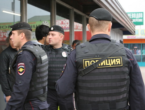 Полиция проводит проверку рынка на юго-западе Москвы после ЧП на рынке "Матвеевский". 30 июля 2013 г. Фото: Пресс-группа УВД по ЮЗАО, http://petrovka38.ru Полиция проводит проверку рынка на юго-западе Москвы после ЧП на рынке "Матвеевский". 30 июля 2013 г. Фото: Пресс-группа УВД по ЮЗАО, http://petrovka38.ru