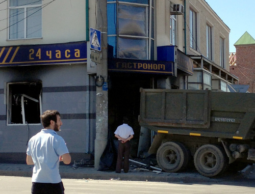 У взорванного магазина "24 часа" на перекрестке улиц Котрова и Ярагского. Махачкала, 5 августа 2013 г. Фото Махача Ахмедова для "Кавказского узла" У взорванного магазина "24 часа" на перекрестке улиц Котрова и Ярагского. Махачкала, 5 августа 2013 г. Фото Махача Ахмедова для "Кавказского узла"