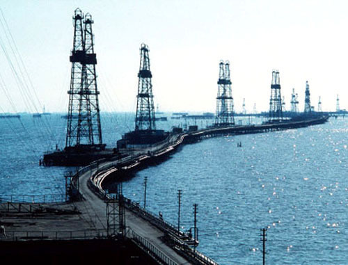 Буровые вышки. Фото http://azerbaijan-irs.com/ Буровые вышки. Фото http://azerbaijan-irs.com/