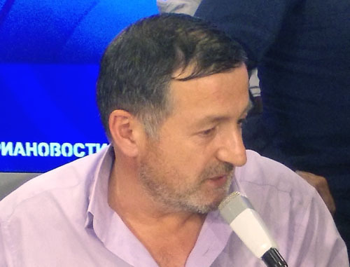 Абдулбаки Тодашев, отец убитого в США сотрудниками ФБР Ибрагима Тодашева во время пресс-конференции. Москва, 30 мая 2013 г. Фото Карины Гаджиевой для "Кавказского узла"
Абдулбаки Тодашев, отец убитого в США сотрудниками ФБР Ибрагима Тодашева во время пресс-конференции. Москва, 30 мая 2013 г. Фото Карины Гаджиевой для "Кавказского узла"