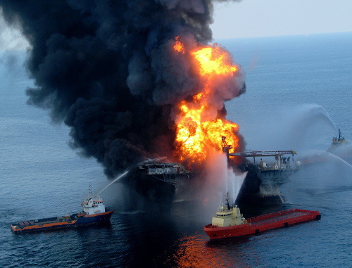 Пожар на нефтяном месторождении. Фото: Ideum - ideas + media, http://www.flickr.com/photos/ideum Пожар на нефтяном месторождении. Фото: Ideum - ideas + media, http://www.flickr.com/photos/ideum