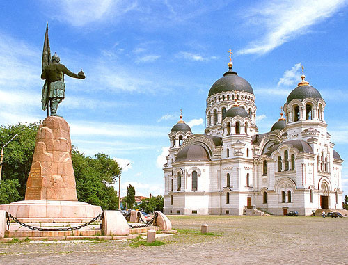Новочеркасский кафедральный собор и памятник Ермаку. Новочеркасск, Ростовская область. Фото: Антон Денисенко, http://commons.wikimedia.org/ Новочеркасский кафедральный собор и памятник Ермаку. Новочеркасск, Ростовская область. Фото: Антон Денисенко, http://commons.wikimedia.org/