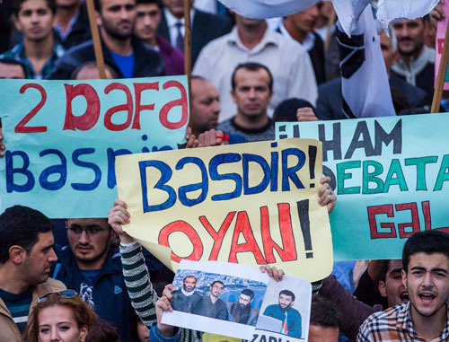 Участники митинга в поддержку кандидата в президенты Джамиля Гасанли с плакатами - «Два срока, довольно!», «Свобода!», «Илхам, приходи на дебаты!». Баку, 28 сентября 2013 г. Фото Азиза Каримова для "Кавказского узла" Участники митинга в поддержку кандидата в президенты Джамиля Гасанли с плакатами - «Два срока, довольно!», «Свобода!», «Илхам, приходи на дебаты!». Баку, 28 сентября 2013 г. Фото Азиза Каримова для "Кавказского узла"