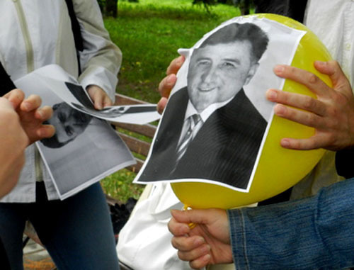 Портрет губернатора Боженова на воздушном шарике, запущенном в небо активистами движения "Волгоградские родители за права детей" во время протестной акции в Волгограде 20 июня 2013 г. Фото Татьяны Филимоновой для "Кавказского узла"

