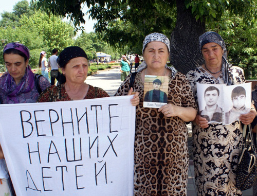 Чечня, Грозный 1 июня 2010 г. Пикет женщин, чьи родственники пропали без вести с 2000 по 2010 год. Фото: http://www.memo.ru Чечня, Грозный 1 июня 2010 г. Пикет женщин, чьи родственники пропали без вести с 2000 по 2010 год. Фото: http://www.memo.ru