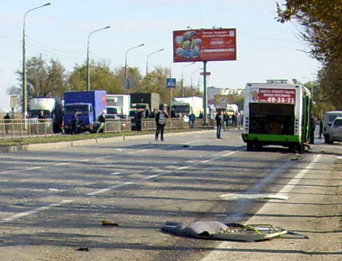 Взорванный автобус на остановке. Волгоград, 21 октября 2013 г. Фото пресс-службы ГУ МЧС Волгоградской области, http://www.34.mchs.gov.ru
Взорванный автобус на остановке. Волгоград, 21 октября 2013 г. Фото пресс-службы ГУ МЧС Волгоградской области, http://www.34.mchs.gov.ru