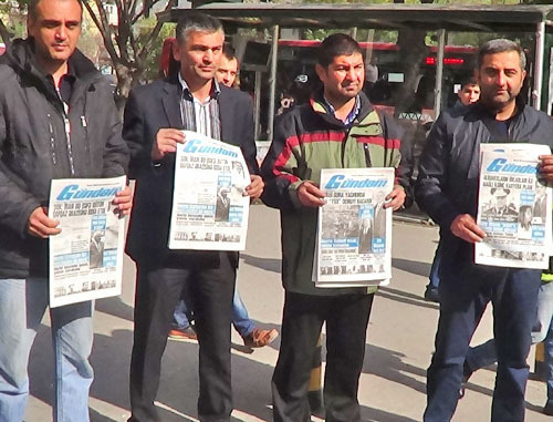 Сотрудники "Гюндем хабар" провели акцию против препон для распространения газеты в метро. Баку, 31 октября 2013 г. Фото Парваны Байрамовой для "Кавказкого узла" Сотрудники "Гюндем хабар" провели акцию против препон для распространения газеты в метро. Баку, 31 октября 2013 г. Фото Парваны Байрамовой для "Кавказкого узла"