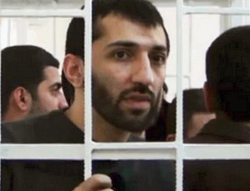 Главный редактор сайта Azadxeber.org Ниджат Алиев в зале суда. Кадр из видеорепортажа телеканала obyektiv.tv Главный редактор сайта Azadxeber.org Ниджат Алиев в зале суда. Кадр из видеорепортажа телеканала obyektiv.tv