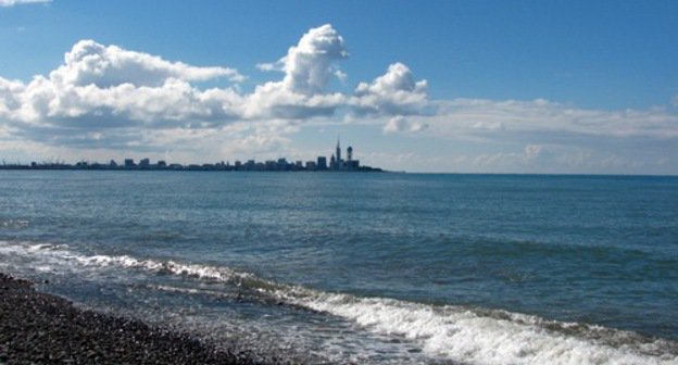 Вид на Батуми с пляжа у подножья Зеленого Мыса. 9 октября 2013 года. Фото Юлии Кашеты для "Кавказского узла"