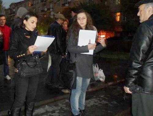 Cбор подписей за изменение меры пресечения артисту Вардану Петросяну. Ереван, 11 ноября 2013 г. Фото: http://pastinfo.am Cбор подписей за изменение меры пресечения артисту Вардану Петросяну. Ереван, 11 ноября 2013 г. Фото: http://pastinfo.am