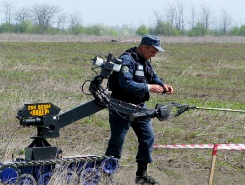 Разминирование в Чечне. 2012 г. Фото пресс-службы МЧС РФ, http://www.mchs.gov.ru Разминирование в Чечне. 2012 г. Фото пресс-службы МЧС РФ, http://www.mchs.gov.ru