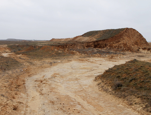 Остатки бугра Бэра после добычи в нем глины военными строителями в окрестностях села Житного Икрянинского района Астраханской области. 23 февраля 2013 г. Фото Андрея Дегтярева Остатки бугра Бэра после добычи в нем глины военными строителями в окрестностях села Житного Икрянинского района Астраханской области. 23 февраля 2013 г. Фото Андрея Дегтярева