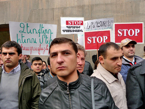 Акция протеста с требованием доработать реформу пенсионной системы, которую планируется ввести с января 2014 года. Ереван, 15 ноября 2013 г. Фото Армине Мартиросян для «Кавказского узла» Акция протеста с требованием доработать реформу пенсионной системы, которую планируется ввести с января 2014 года. Ереван, 15 ноября 2013 г. Фото Армине Мартиросян для «Кавказского узла»