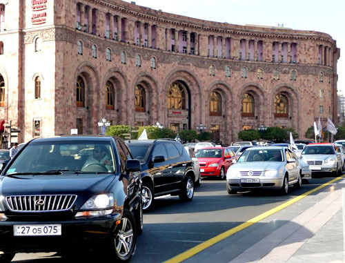 Автопробег против новой пенсионной системы. Ереван, 5 декабря 2013 г. Фото Армине Мартиросян для "Кавказского узла"