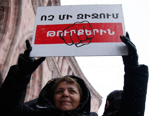 Участница акции с требованием признания геноцида армян Турцией. Ереван, 12 декабря 2013 г. Фото: © PanARMENIAN Photo/Karo Sahakyan Участница акции с требованием признания геноцида армян Турцией. Ереван, 12 декабря 2013 г. Фото: © PanARMENIAN Photo/Karo Sahakyan