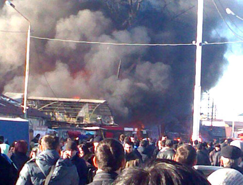Пожар на рынке "Берката" в Грозном. 18 декабря 2013 г. Фото предоставлено очевидцем Пожар на рынке "Берката" в Грозном. 18 декабря 2013 г. Фото предоставлено очевидцем