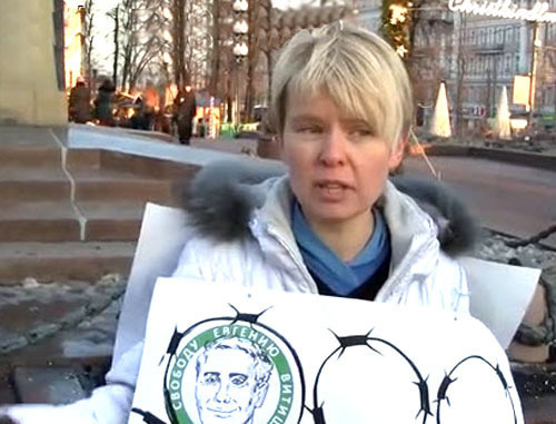Евгения Чирикова в одиночном пикете в поддержку эколога Евгения Витишко. Москва, 25 декабря 2013 г. Кадр из видео www.youtube.com Евгения Чирикова в одиночном пикете в поддержку эколога Евгения Витишко. Москва, 25 декабря 2013 г. Кадр из видео www.youtube.com